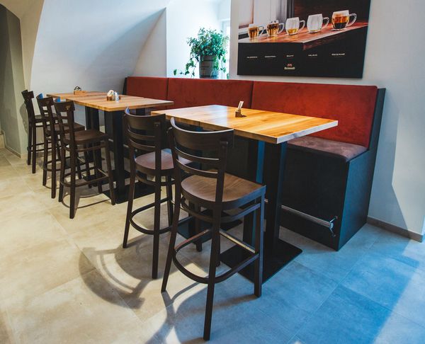 Čalouněné židle a stoly pro kulturní domy 