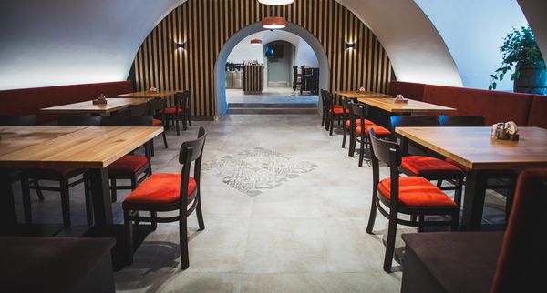 Čalouněné židle a stoly pro kulturní domy 