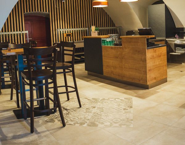 Čalouněné židle a stoly pro kulturní domy 