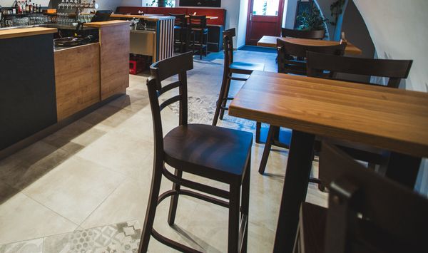 Čalouněné židle a stoly pro kulturní domy 