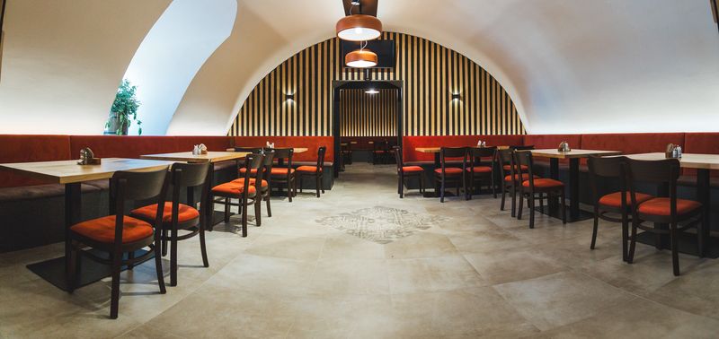 Čalouněné židle a stoly pro kulturní domy 