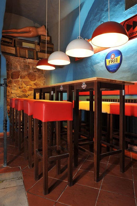 Dřevěný barový stůl BELLUNO HR Barový stůl BLLUNO HR