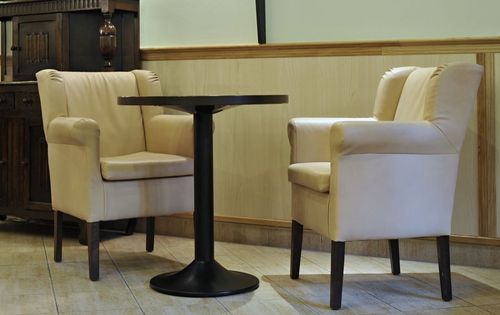 Čalouněná křesla CLEA. Čalouněné křeslo CLEA v interiéru.