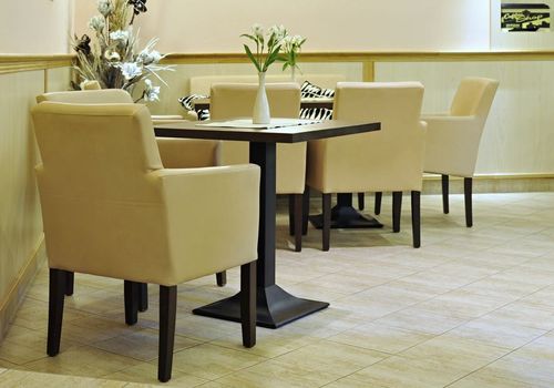 Čalouněná křesla HETTY. Čalouněné křeslo Hetty v interiéru restaurace.