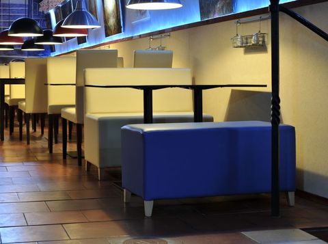 Taburet MICA 2 v restauraci jako lavice MICA 2 Taburet