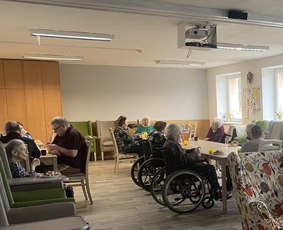 Stoly pro vozíčkáře s možností zasunutí loketních opěrek pod desku stolu