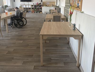 Stoly pro vozíčkáře s možností zasunutí loketních opěrek pod desku stolu