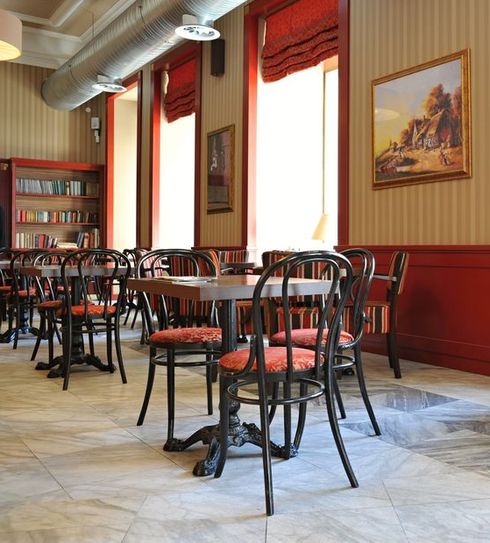 Dřevěné židle ohýbané.