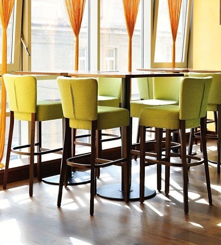 Dřevěná barová židle do restaurace TANJA BAR. Dřevěné čalouněná barovka tanja bar