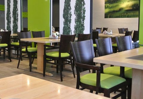 Dřevěné židle AROL P AL jsou vhodné pro použití v gastronomii. Dřevěné židle AROL P AL