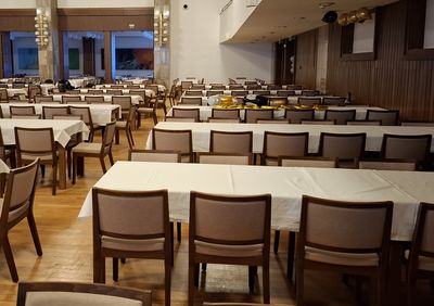 Židle a stoly do kulturního domu