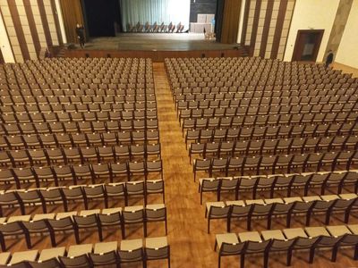 Židle a stoly do kulturního domu