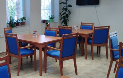 Stoly pro vozíčkáře s možností zasunutí loketních opěrek pod desku stolu