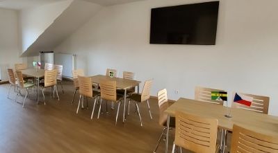 Kovové židle a stoly pro kulturní domy 