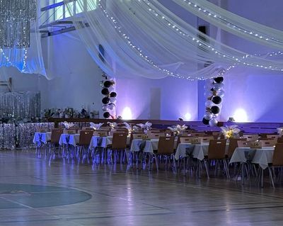 Kovové židle a kovové sklapovací stoly do kulturního domu