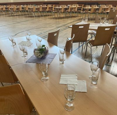 Kovové židle a kovové sklapovací stoly do kulturního domu