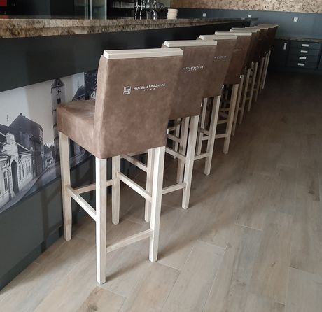 Barové židle a čalouněné židle s možností stohování a logem hotelu