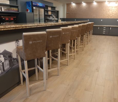 Barové židle a čalouněné židle s možností stohování a logem hotelu