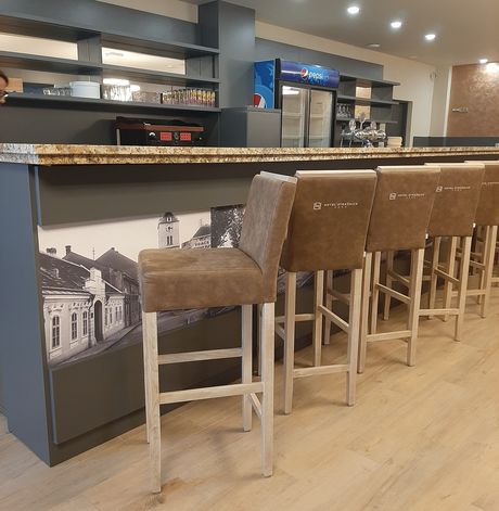 Barové židle a čalouněné židle s možností stohování a logem hotelu