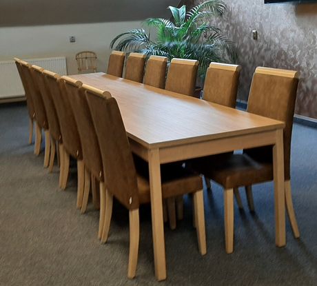 Barové židle a čalouněné židle s možností stohování a logem hotelu