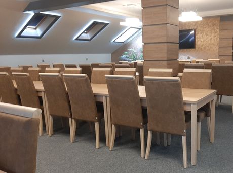 Barové židle a čalouněné židle s možností stohování a logem hotelu