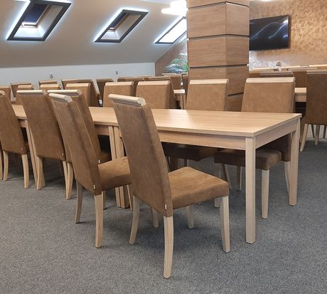 Barové židle a čalouněné židle s možností stohování a logem hotelu