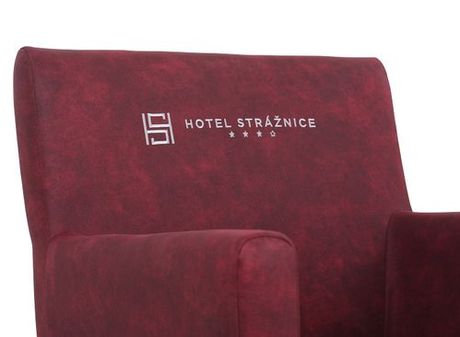 Barové židle a čalouněné židle s možností stohování a logem hotelu