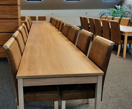 Barové židle a čalouněné židle s možností stohování a logem hotelu