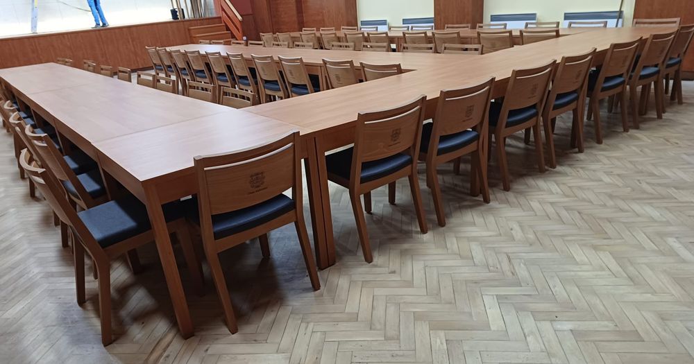 Stohovatelné židle a dřevěné stoly do kulturního domu 