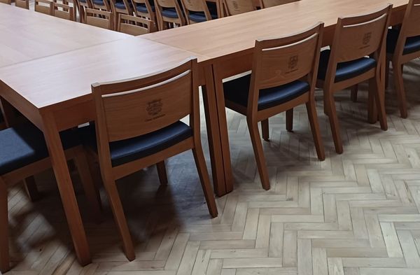 Stohovatelné židle a logo obce do kulturního domu 