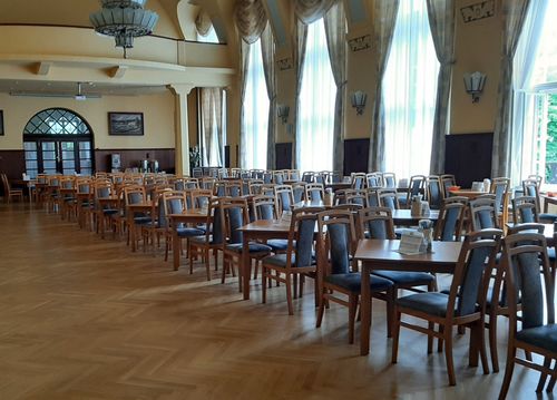 čalouněné dřevěné židle pro kulturní domy Čalouněné židle a jídelní stoly pro jídelny