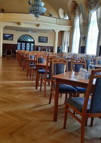 Čalouněné židle a stoly pro kulturní domy 