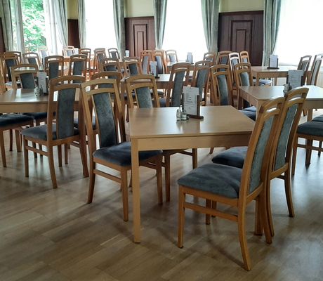 Židle a stoly pro Horské lázně v Karlově Studánce