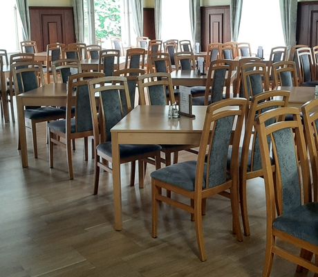 Čalouněné židle a stoly pro kulturní domy 
