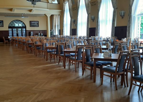 Čalouněné židle a stoly pro kulturní domy 