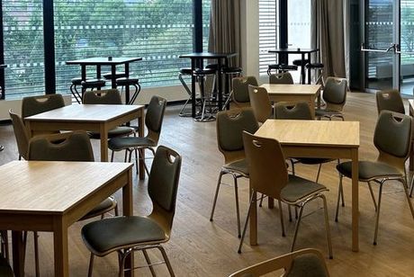 Kovové stohovatelné židle