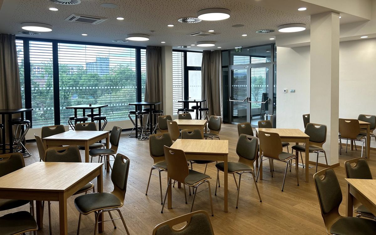 Kovové stohovatelné židle