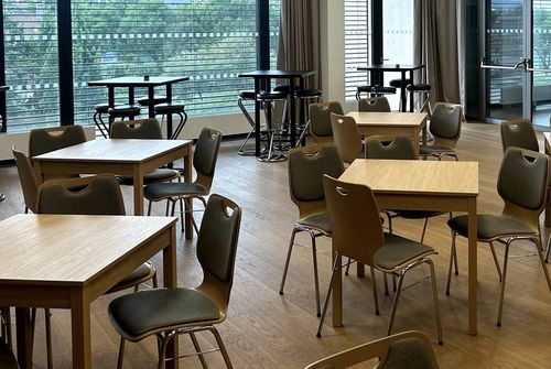 Kovové židle s  možností stohování