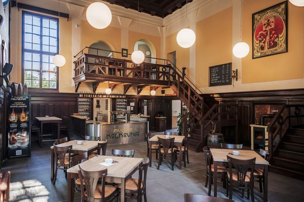 Dřevěné restaurační barové židle a stoly