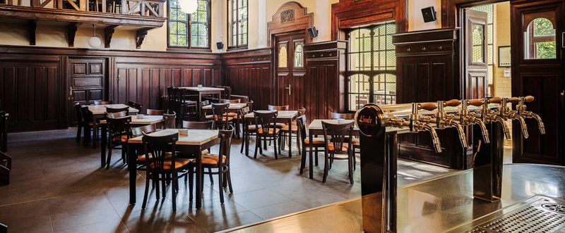 Dřevěné restaurační barové židle a stoly