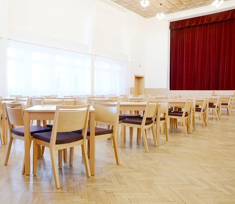 Židle a stoly do kulturního domu v obci Kudlovice