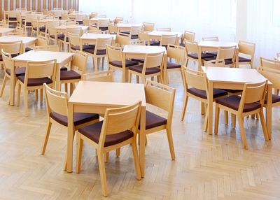 Čalouněné židle a stoly pro kulturní domy 