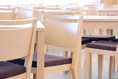 Čalouněné židle a stoly pro kulturní domy 