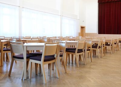 Čalouněné židle a stoly pro kulturní domy 