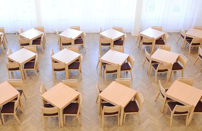 Dřevěné stoly se zvýšenou konstrukční odolností KIAN a TABLO