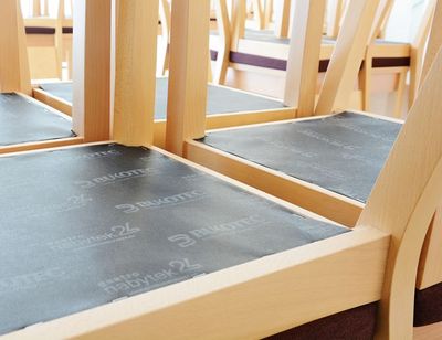 Čalouněné židle a stoly pro kulturní domy 