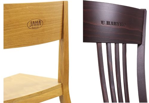 Logo provozovny na židlích