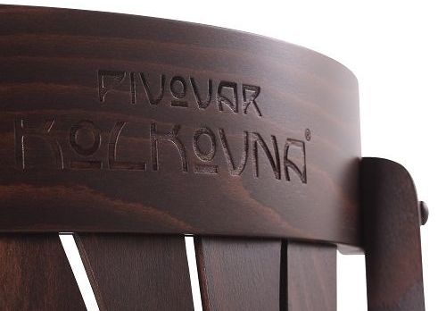 Logo provozovny na židlích