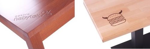 Logo provozovny vypálené laserem do desky stolu