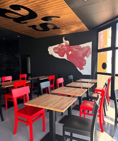 Dřevěné židle a stoly pro restaurace